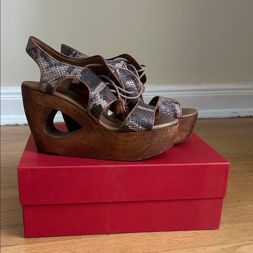 Chic Snakeskin Pattern Wedge Sandals